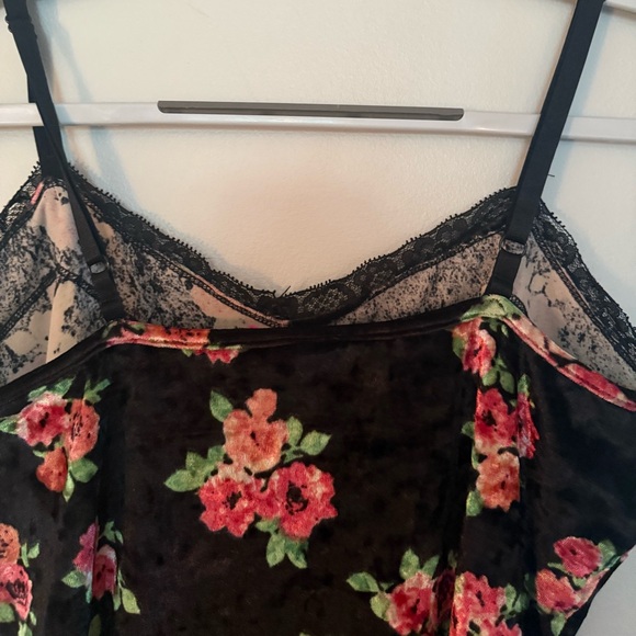 No Boundaries Velvet Floral Tank - Picture 6 of 6